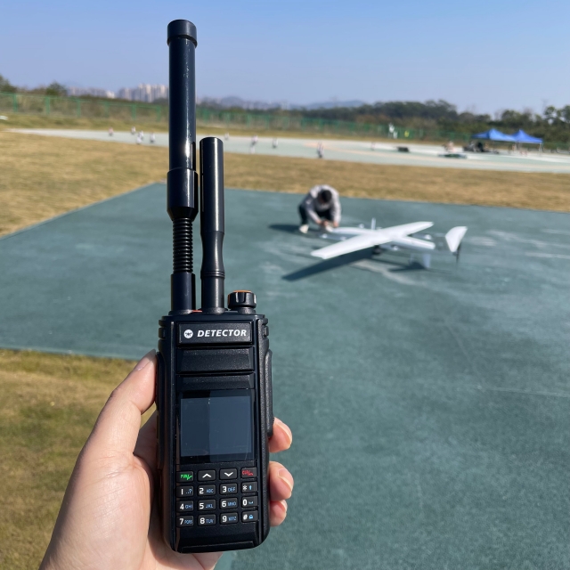 Portable Handheld FPV Drone Detector BT2415